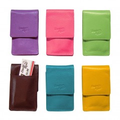 (ديفيد روس) يحمل سجائر جلدية